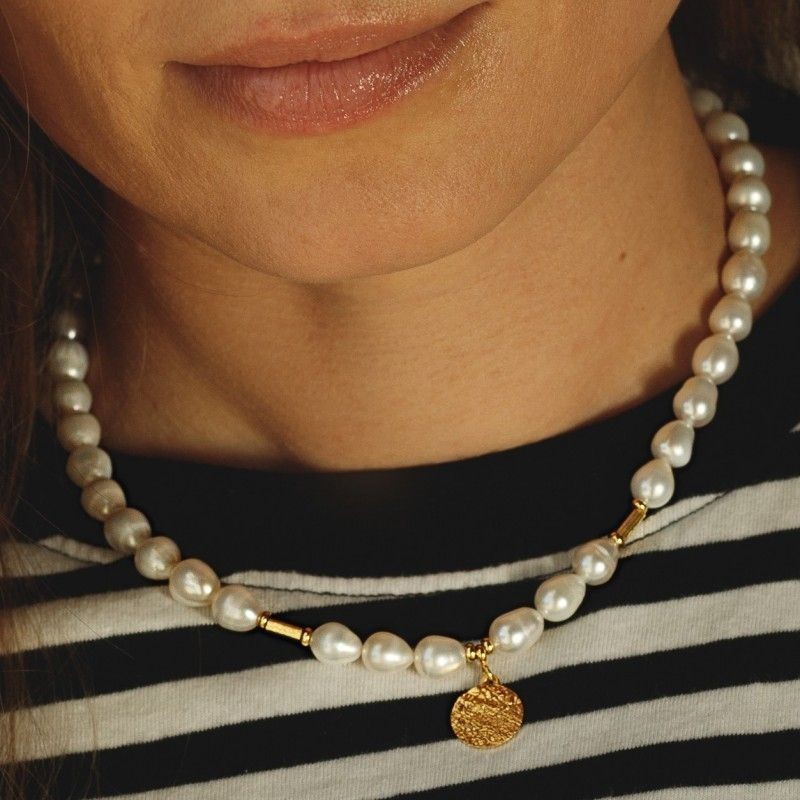 srebrny złocony naszyjnik z perłami i okrągłą blaszką zawieszką